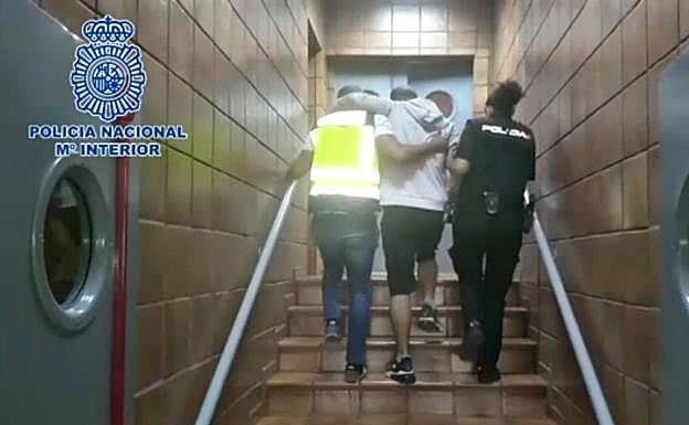 En la imagen, Tanausú Ortega Hernández, cuando fue trasladado a dependencias policiales, visiblemente cojo por el accidente. 