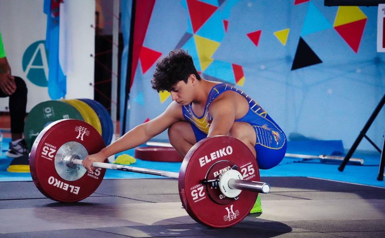 Aarón, poco antes de levantar pesos durante una competición. 