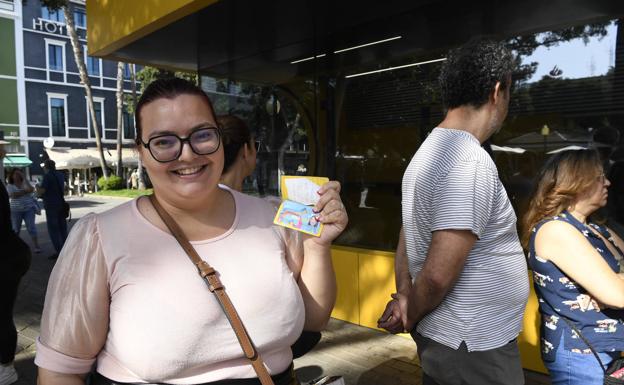 Una usuaria de guaguas en la cola de Santa Catalina. 