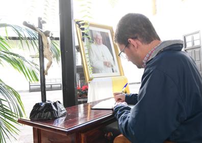 Imagen secundaria 1 - Ya puede anotar sus condolencias por Benedicto XVI en la sede del Obispado de Canarias