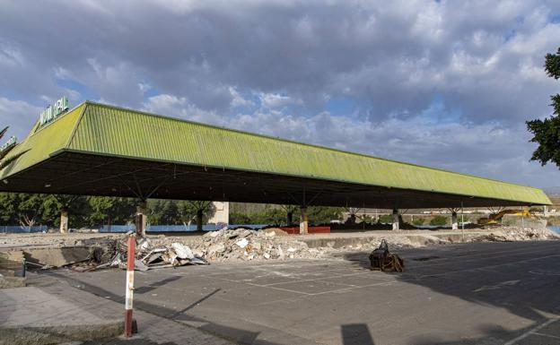 El anterior edificio del Mercado Municipal de San Fernando ya ha sido derribado. /Arcadio suárez