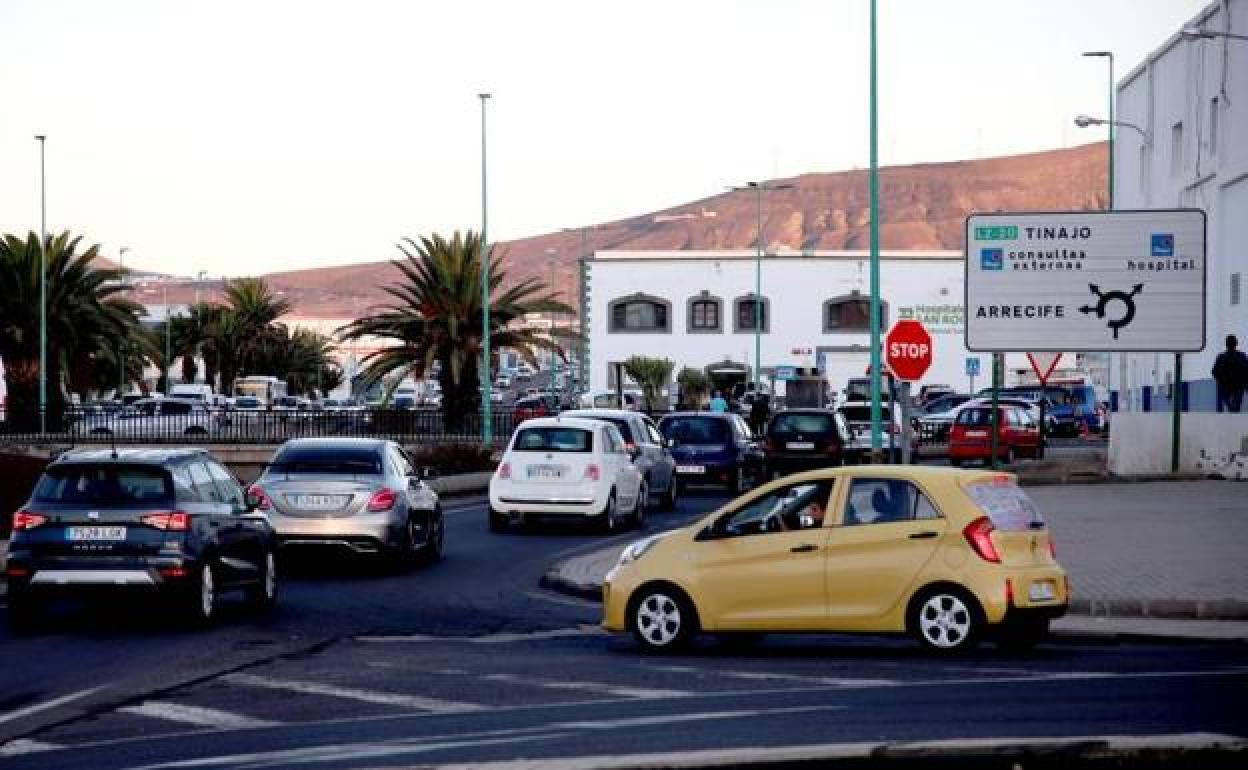 Tráfico en las proximidades del Hospital Doctor José Molina Orosa, en el barrio de Argana. 