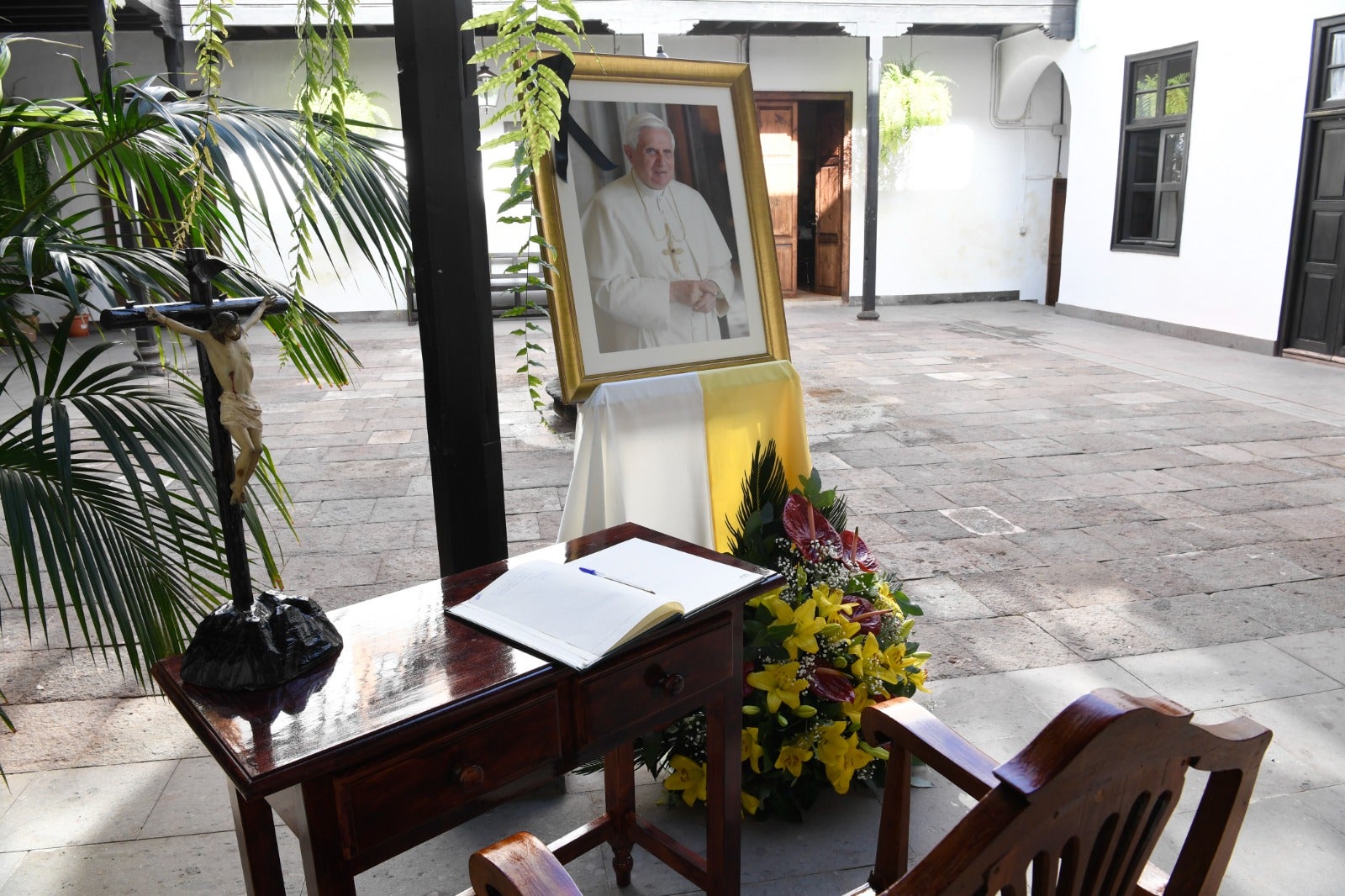 Imagen principal - Ya puede anotar sus condolencias por Benedicto XVI en la sede del Obispado de Canarias