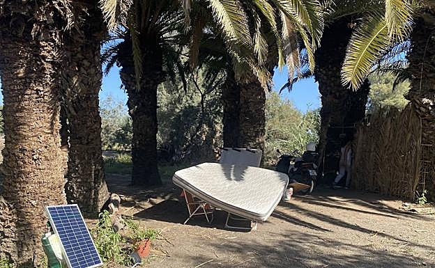 Sarah ha empezado a desalojar su infravivienda. En la imagen, varios enseres y un colchón. 