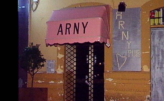 Entrada del club sevillano Arny. 