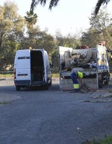 Imagen secundaria 2 - Distintos momentos del operativo. Sobre estas líneas, los pocos moradores que quedan en el palmeral. 