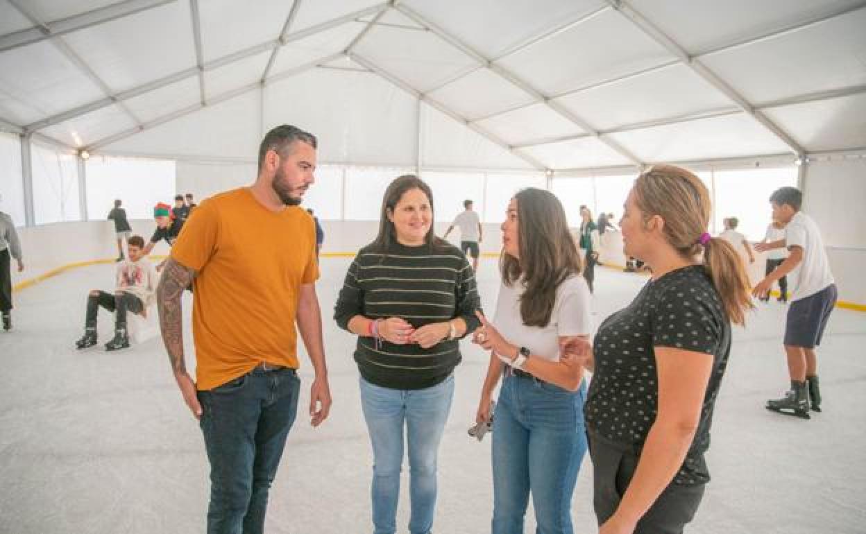 La alcaldesa, en la pista de patinaje de Gran Tarajal. 