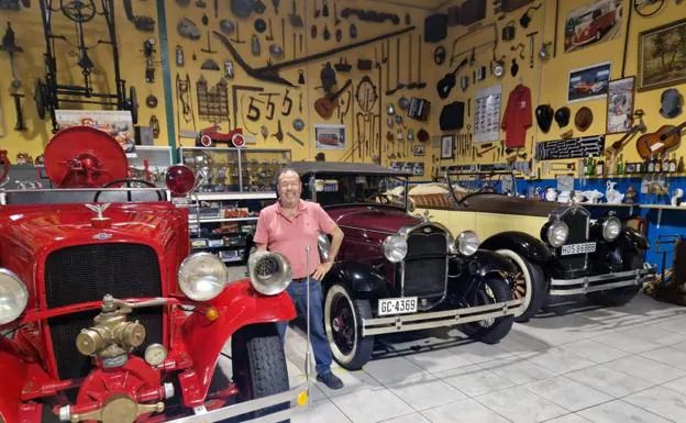 Los coches clásicos siguen esperando a los Reyes en Telde tres décadas después