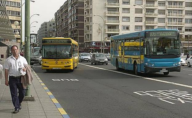 Vehículos de Guaguas Municipales y de Global en San Telmo, en la capital grancanaria. 