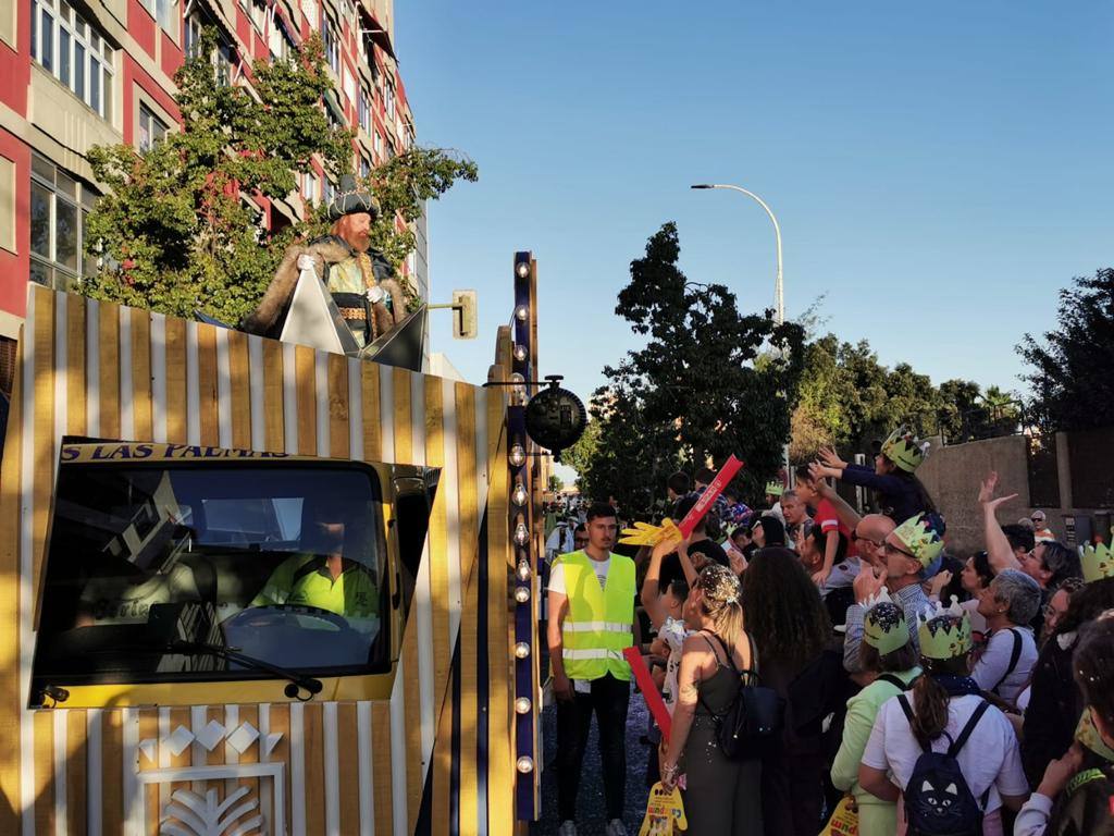 Fotos: - Melchor, Gaspar y Baltasar saludan a los mas pequeños