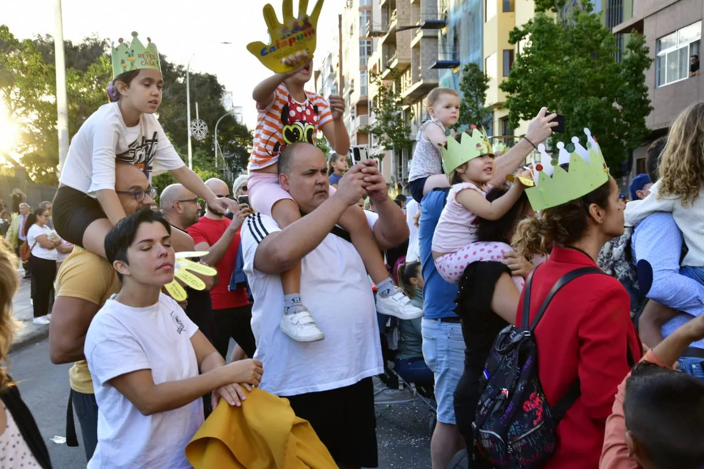 Fotos: - Melchor, Gaspar y Baltasar saludan a los mas pequeños