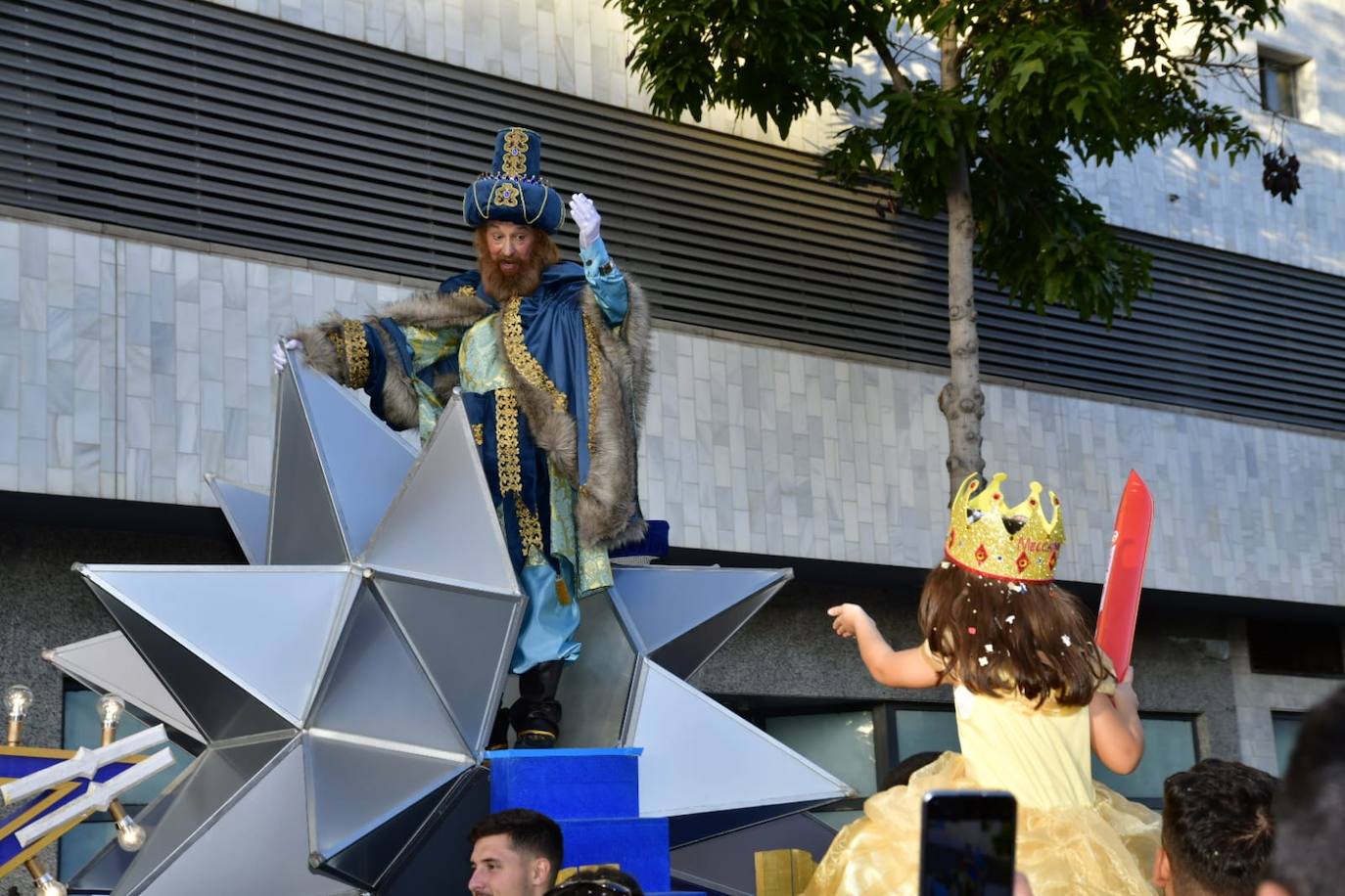 Fotos: - Melchor, Gaspar y Baltasar saludan a los mas pequeños