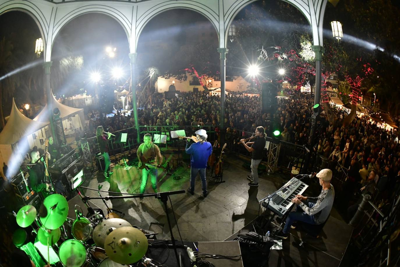 Fotos: Los mayores alargan la Noche de Reyes en la capital