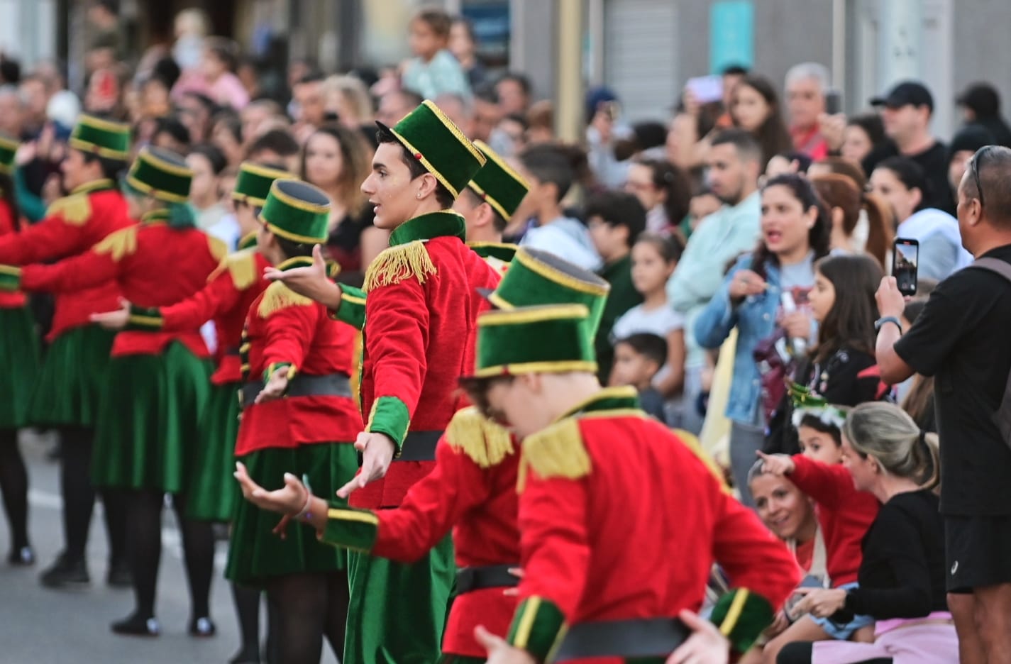 Imagen secundaria 2 - Los Reyes Magos recorren Vecindario ante miles de personas