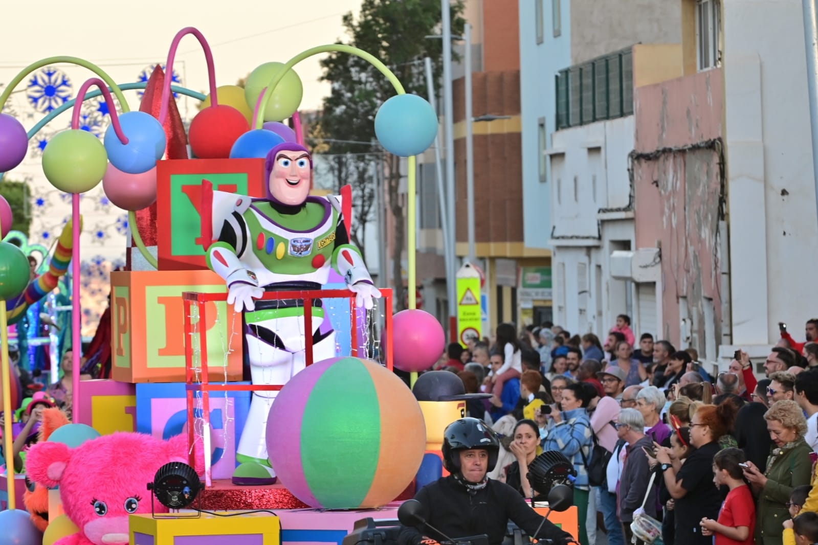 Imagen secundaria 1 - Los Reyes Magos recorren Vecindario ante miles de personas