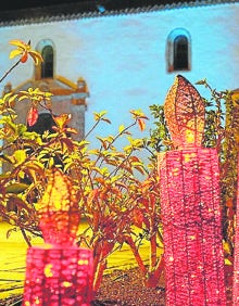 Imagen secundaria 2 - Arriba, la ermita de la patrona insular en Vega de Río Palmas. Abajo, luces a la entrada del Valle de Santa Inés y velas en la iglesia de Betancuria. 