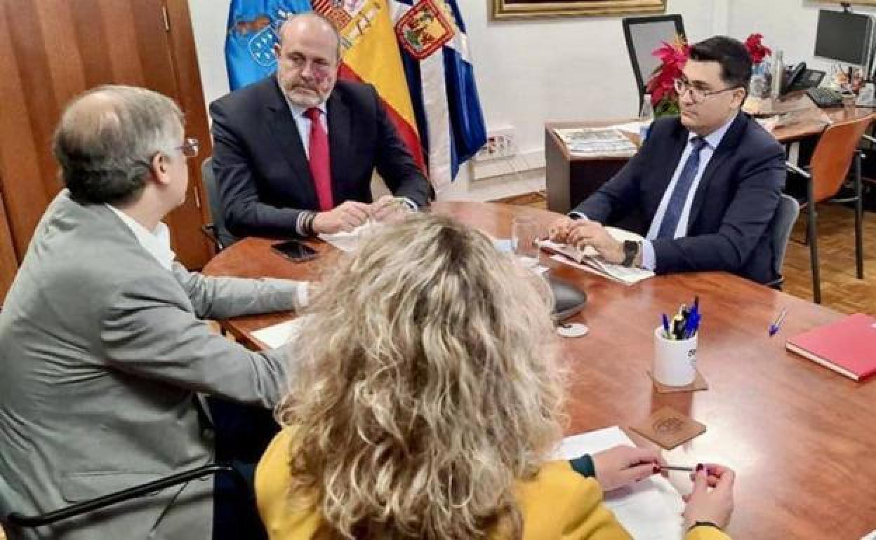 Firma de acuerdo entre representantes de los cabildos de Gran Canaria y Tenerife. 