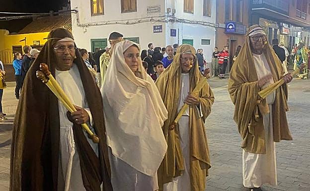 Imagen principal - La Aldea retoma con éxito la representación del Auto de Reyes Magos en La Alameda