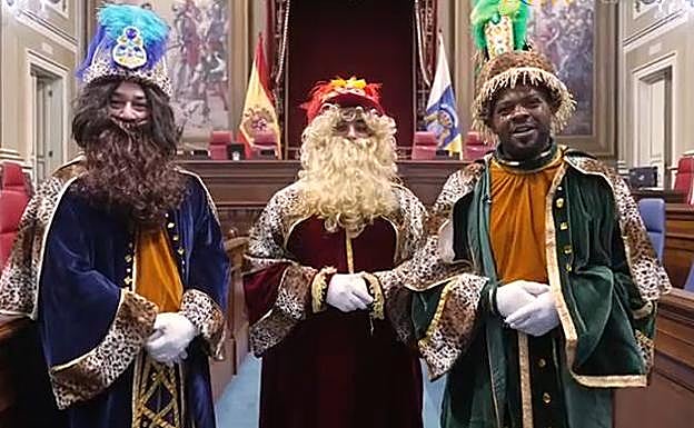 Los Reyes Magos, en la sede del parlamento canario, en Santa Cruz de Tenerife. 
