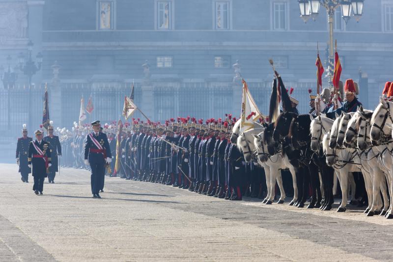 El Rey Felipe VI saluda durante la celebración de la Pascua Militar en el Palacio Real, en el Palacio Real.