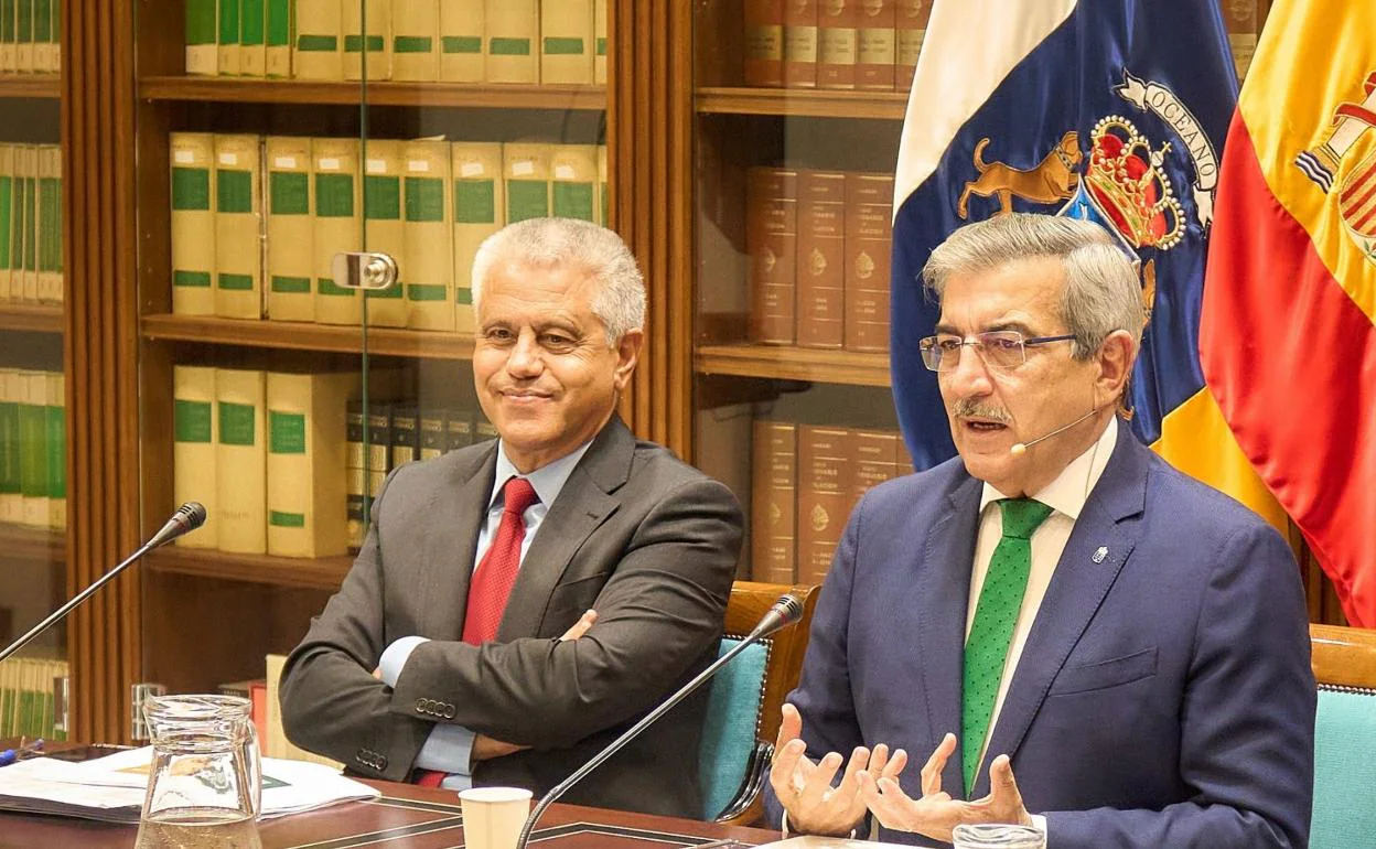 El viceconsejero, Fermín Delgado (i) con el vicepresidente y consejero de Hacienda, Román Rodríguez.