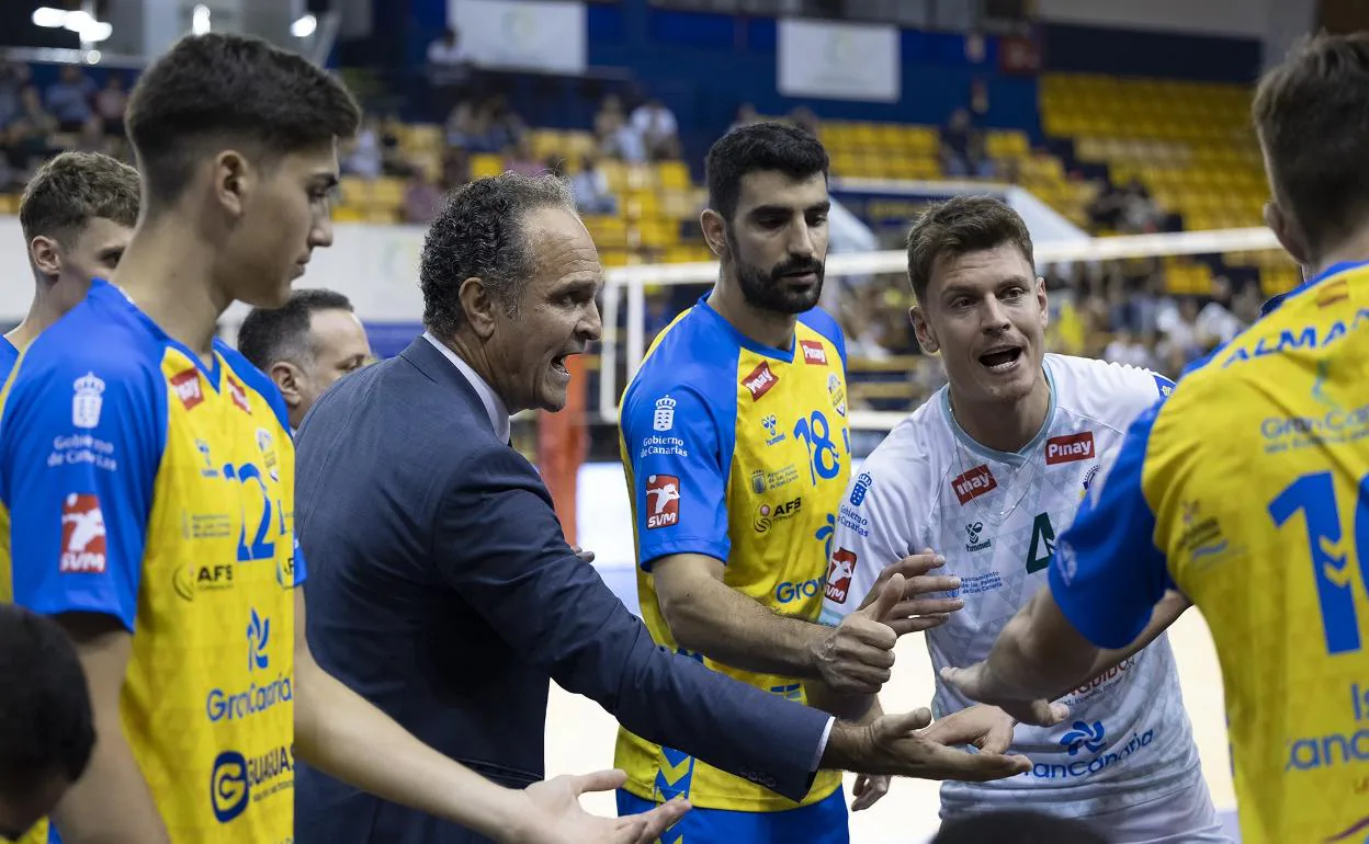 Sergio Miguel Camarero, alentando a los suyos durante un partido en el CID. 