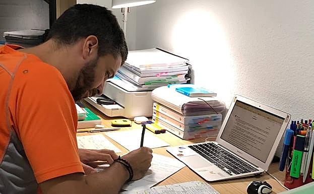 Raúl Martel, enfrascado en la faena en el lugar donde estudia. 