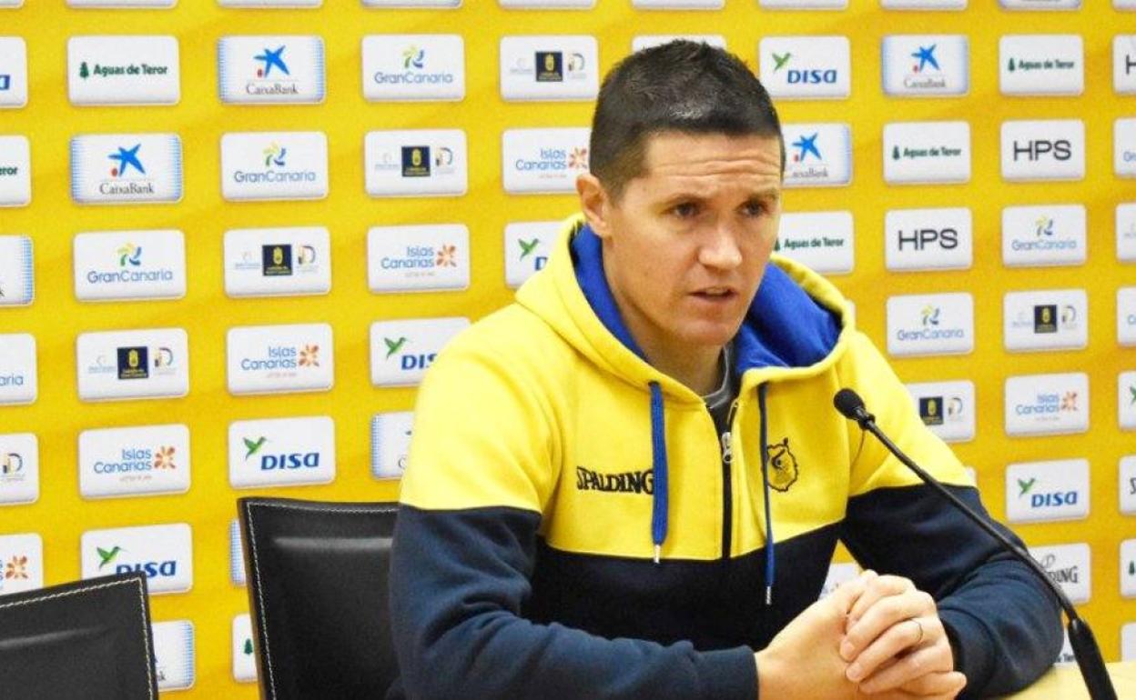 El entrenador del Gran Canaria, Jaka Lakovic, responde a las preguntas de los medios de comunicación en una rueda de prensa de este curso. 