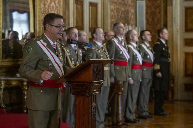 El teniente general jefe de la Inspección General del Ejército, Manuel Busquier Sáez, interviene durante la celebración de Pascua Militar en Barcelona.