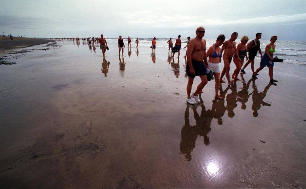 Imagen de archivo de turistas en Maspalomas. 