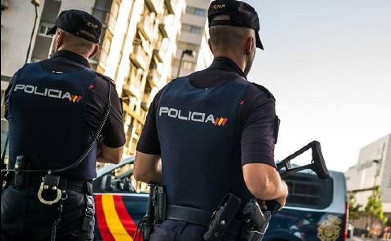 El agente resultó herido al intentar detener al presunto maltratador. 