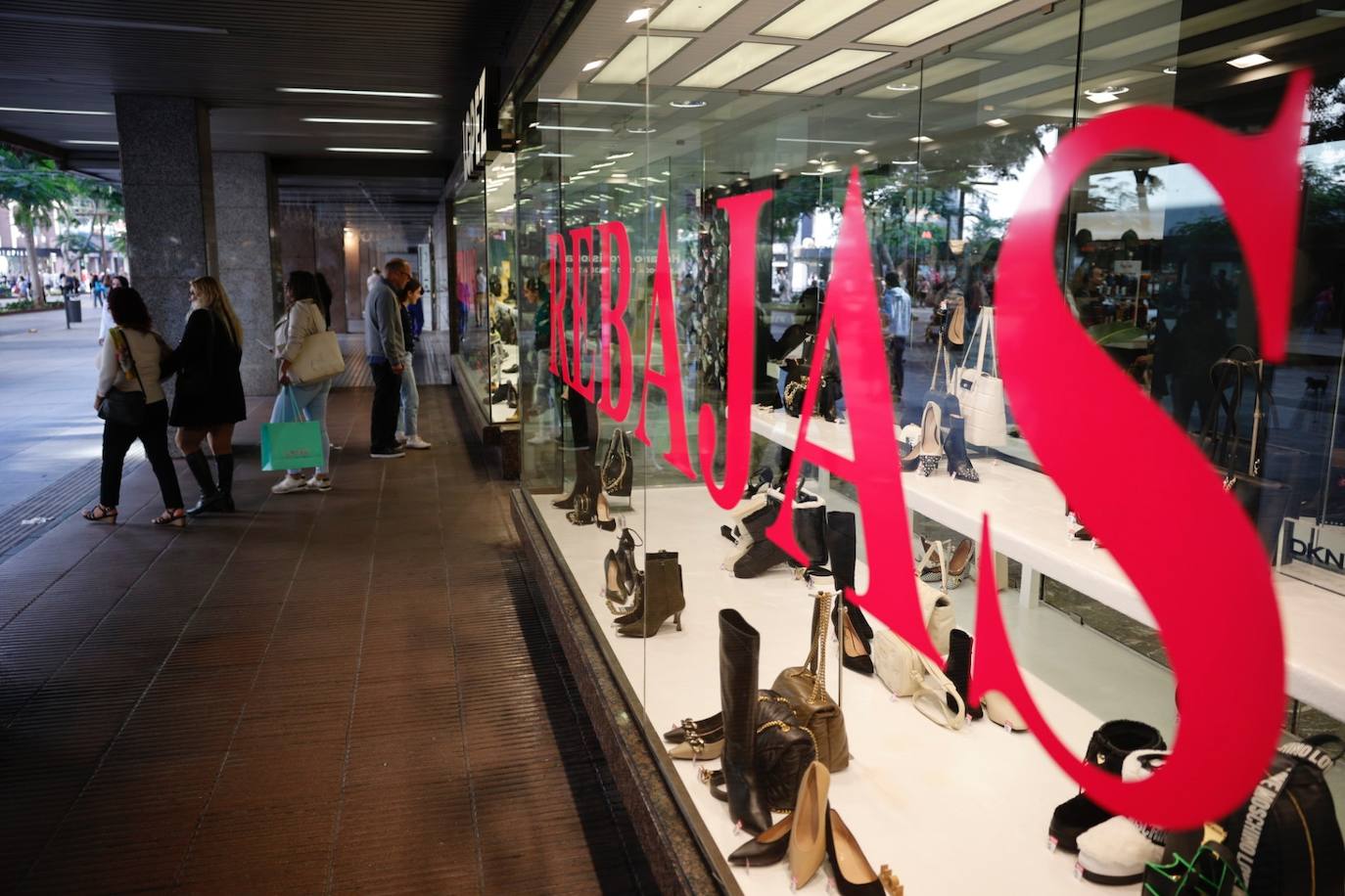 Imagen de la zona comercial de Mesa y López esta mañana. 