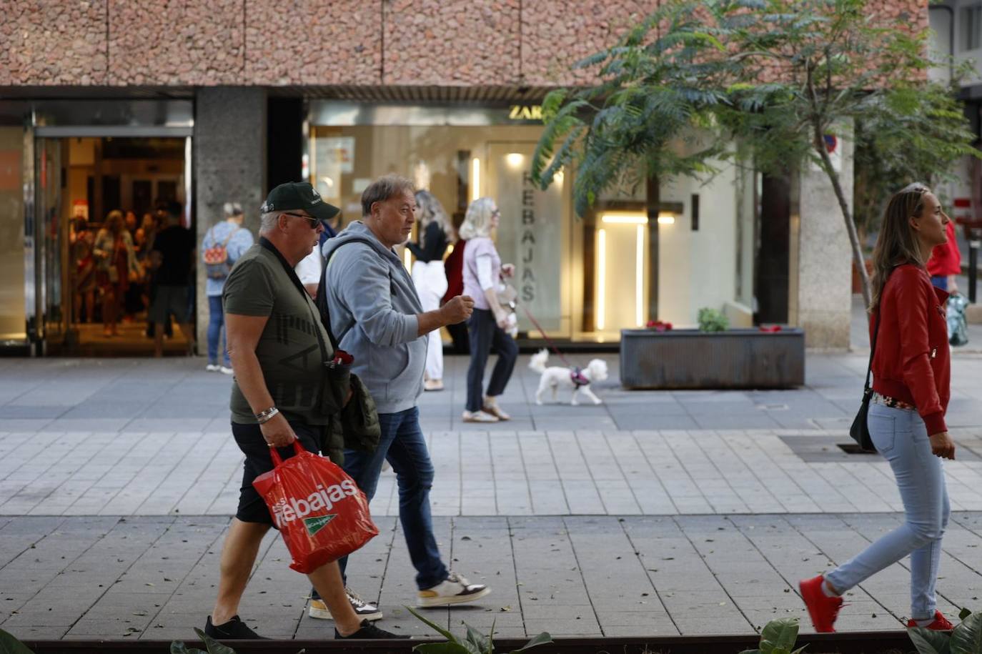Imagen de la zona comercial de Mesa y López esta mañana. 