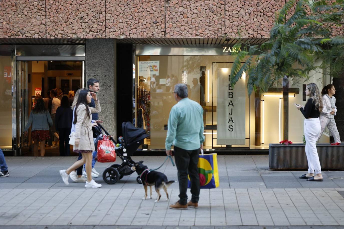 Imagen de la zona comercial de Mesa y López esta mañana. 