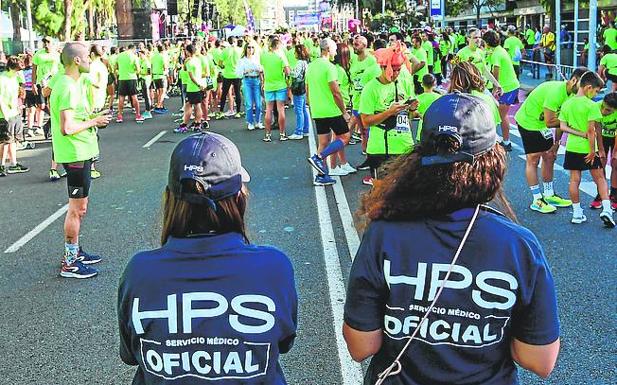 Imagen principal - HPS protege a los corredores en la San Silvestre de Las Palmas de Gran Canaria