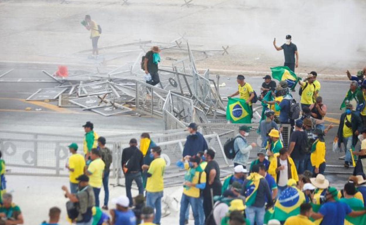 Los partidarios del expresidente de Brasil, Jair Bolsonaro, se manifiestan contra el presidente Luiz Inacio Lula da Silva, frente al Congreso Nacional de Brasil en Brasilia. 