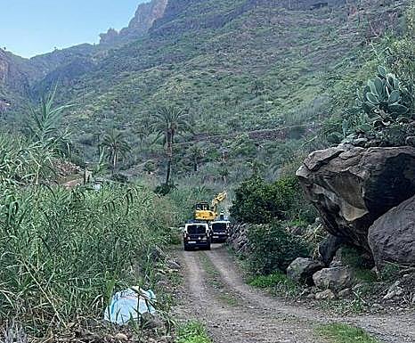 Vehículos de la Policía Nacional protegiendo las obras en el barranco de Arguineguín. 