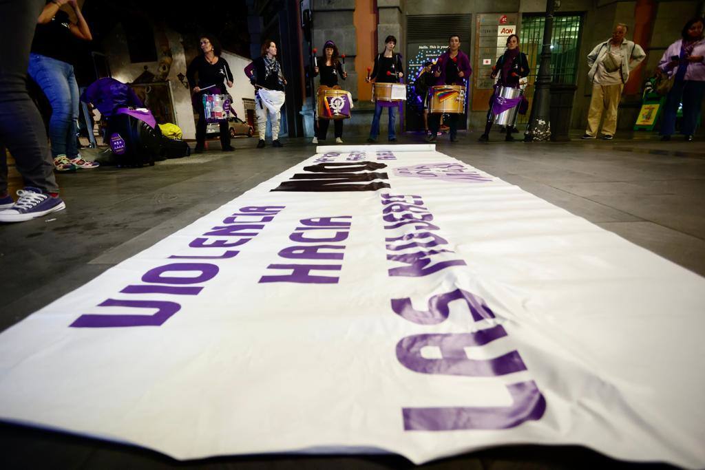 Fotos: Concentración de la Red Feminista de Gran Canaria en repulsa por el asesinato machista en Tenerife
