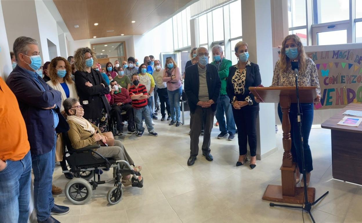 Un momento del acto inaugural. En la imagen, Isabel Mena se dirige a los asistentes. 