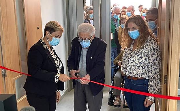 La alcaldesa Ana Hernández, el presidente de la fundación, José Lezcano, y la consejera insular, Isabel Mena. 