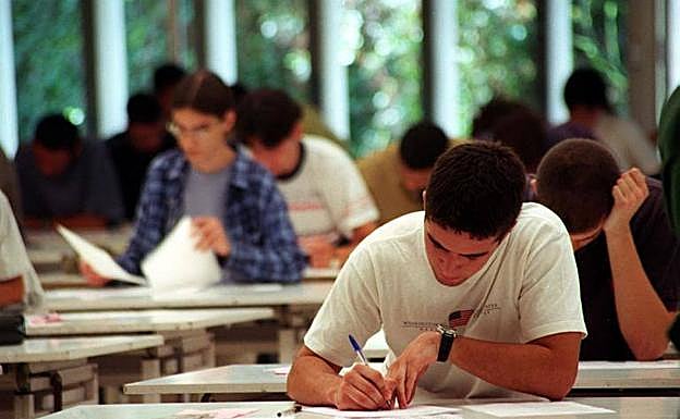 Alumnos realizando las pruebas de selectividad en una facultad del campus de Tafira. 