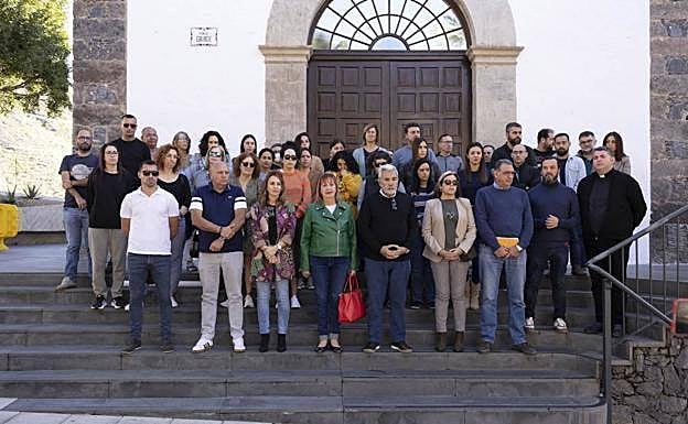 Imagen del minuto de silencio que guardaron los miembros del Ayuntamiento de Adeje este lunes en memoria de Hayate. 