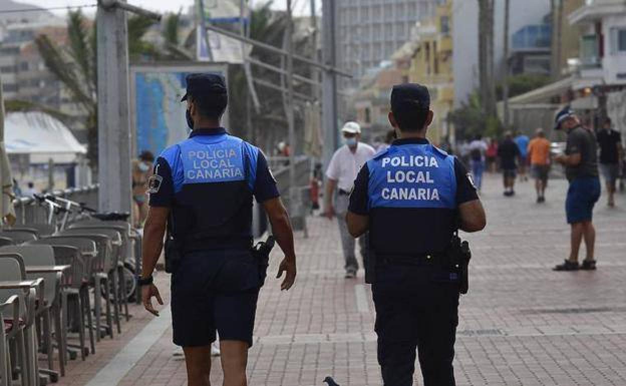 Foto de archivo de la Policía Local en Las Canteras. 