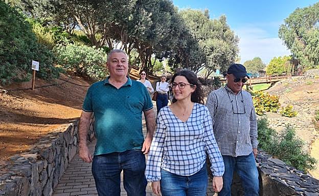 Antonio Ojeda, con el PFAE Cal y Arena, que trabaja en las mejoras de los muros de piedra de barranco Pilón. 
