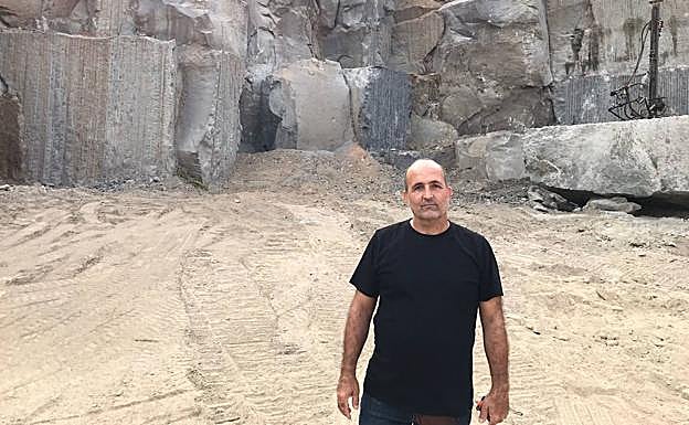 Chano Navarro, el escultor, frente a la zona de la cantera donde escogió el bloque de piedra que forma parte del conjunto escultórico qure ha creado. 