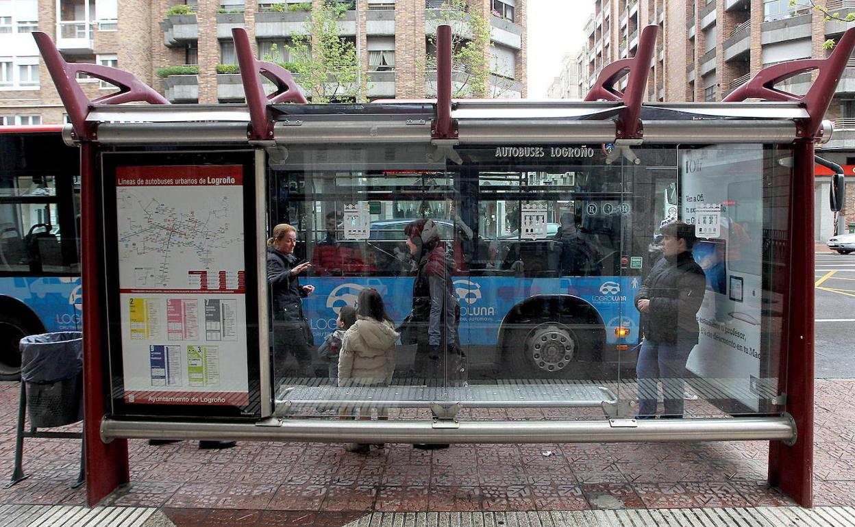 Una parada de autobús en Logroño.