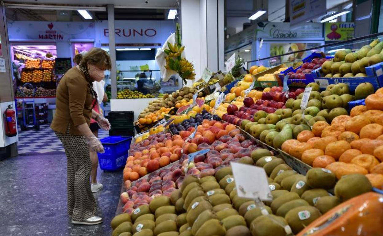 Imagen de archivo de un puesto de venta de frutas y verduras en el Mercado Central de la capital grancanaria. 