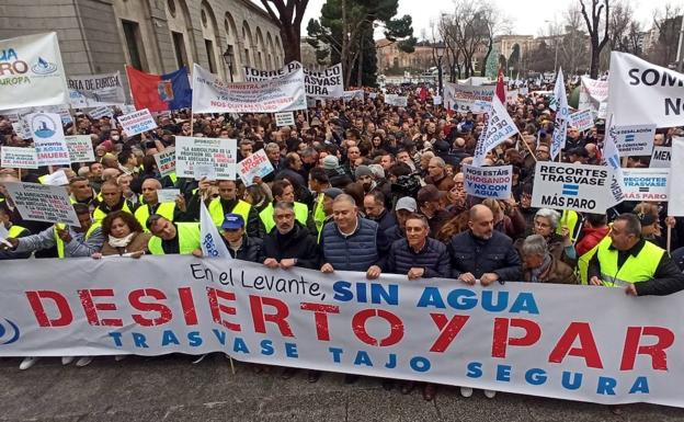 Participantes en la protesta frente al Ministerio de Transición Ecológica en Madrid.
