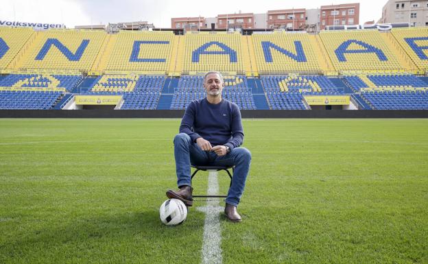 El consejero, fotografiado el pasado miércoles sobre el césped del estadio. 