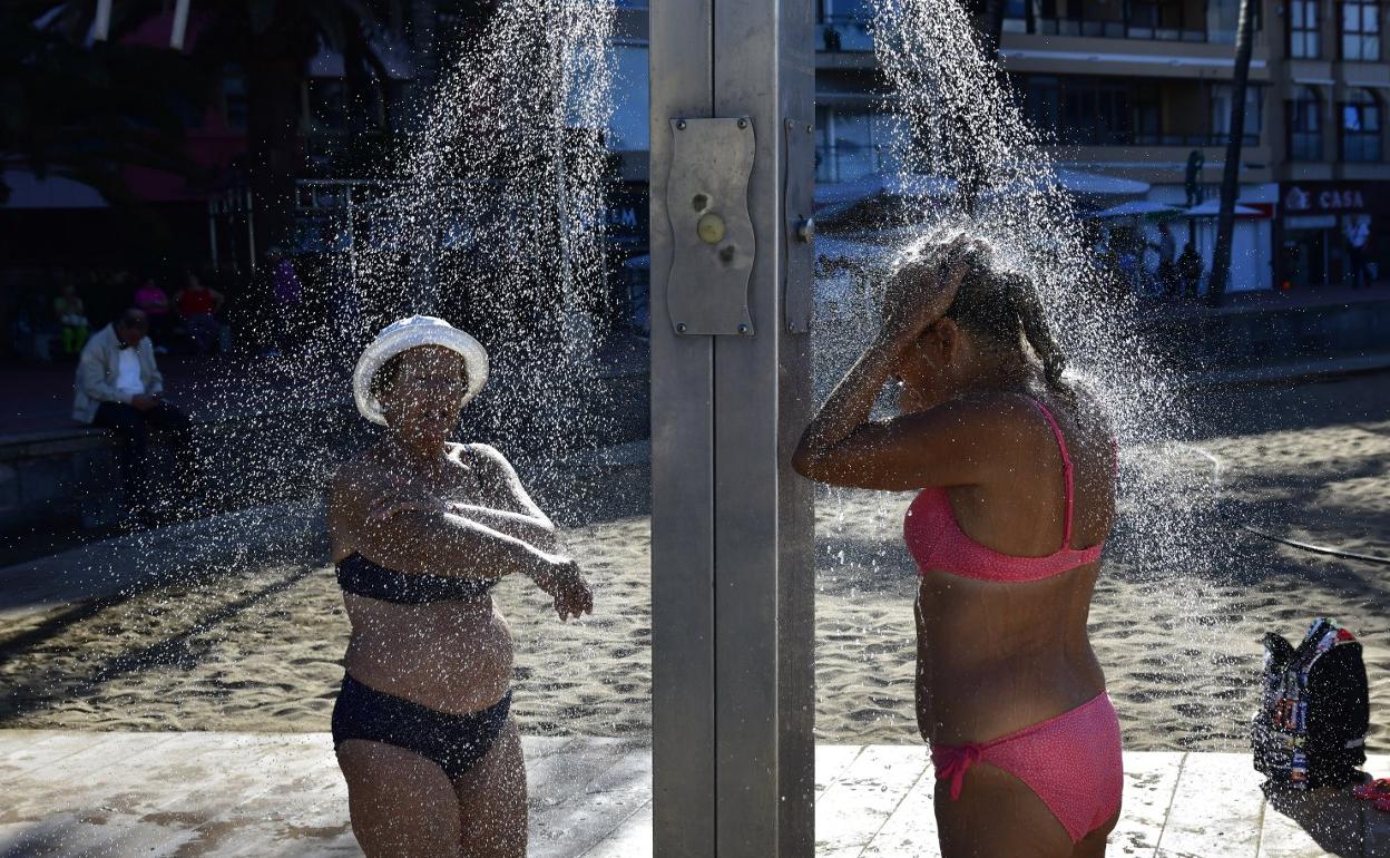 Unas usuarias en la zona de La Puntilla este lunes. 